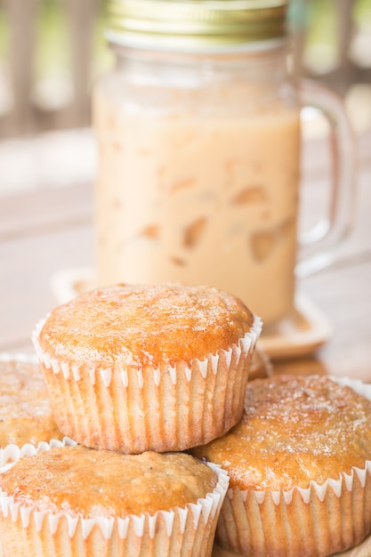 Muffin alla banana e caffè freddo