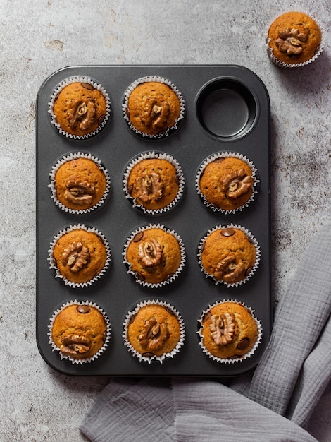 Muffin alla banana super sani e deliziosi a base di banane mature con l'aggiunta di noci tritate