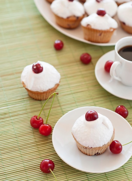 Muffin alla ciliegia colazione con caffè