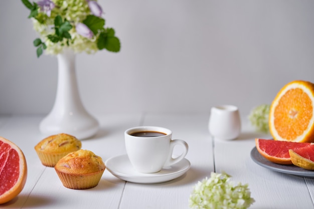 Muffin alla frutta e al caffè con pesche fresche per la colazione.