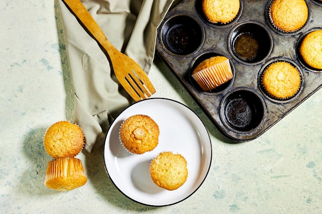 Muffin alla vaniglia, caramello e noci in tazze di carta