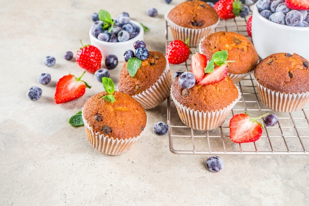 Muffin alla vaniglia o cupcakes con frutti di bosco