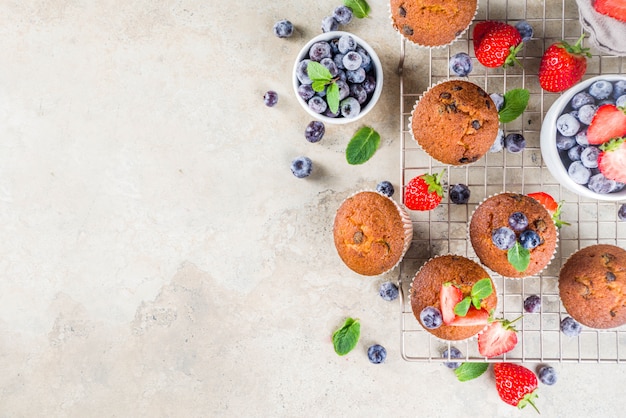 Muffin alla vaniglia o cupcakes con frutti di bosco