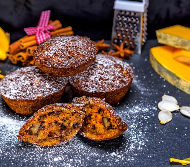 Muffin alla zucca e pezzi di zucca fresca