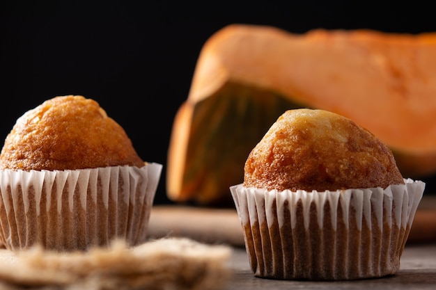 Muffin alla zucca su tavola di legno