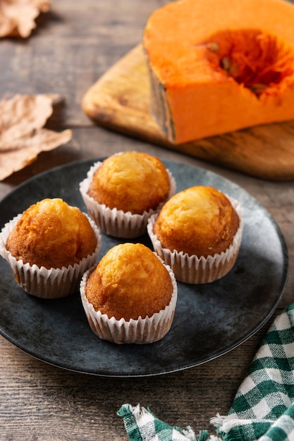 Muffin alla zucca su tavola di legno