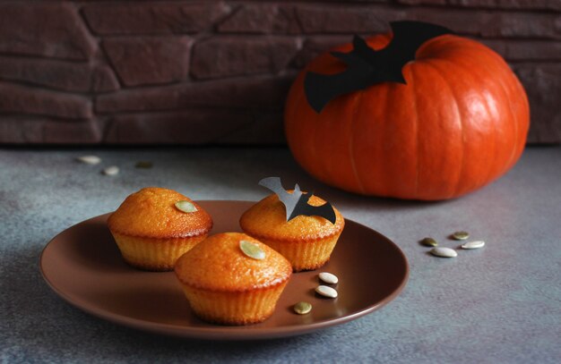 muffin allo zucchero a velo con zucca semi di zucca e pipistrello nero