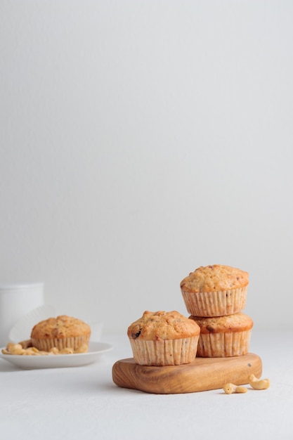 Muffin appena sfornati alla vaniglia con noci e frutti di bosco