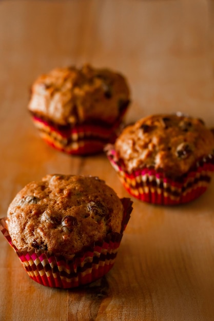 Muffin appetitosi su un tagliere di legno Dolci tradizionali per le vacanze