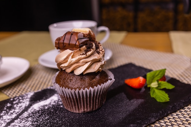 Muffin cake con cioccolato e fragole in primo piano