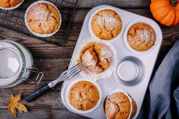 Muffin casalinghi della zucca di autunno su fondo di legno