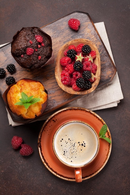 Muffin con bacche e caffè Vista dall'alto