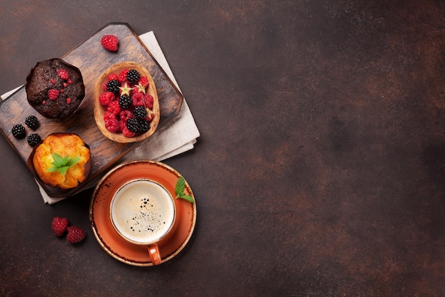 Muffin con bacche e caffè Vista superiore con spazio per il tuo testo