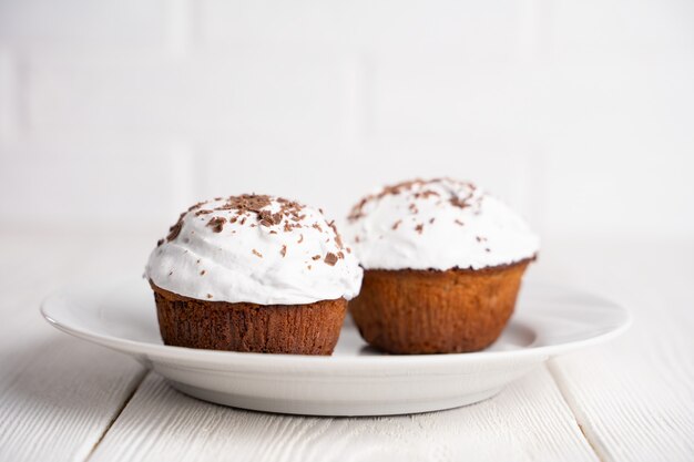 Muffin con crema bianca e granelli di cioccolato