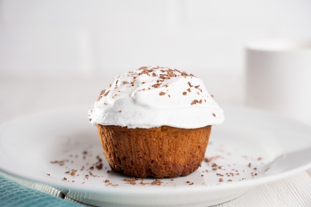 Muffin con crema bianca e granelli di cioccolato