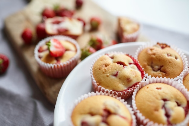 Muffin con fragole fresche sulla piastra