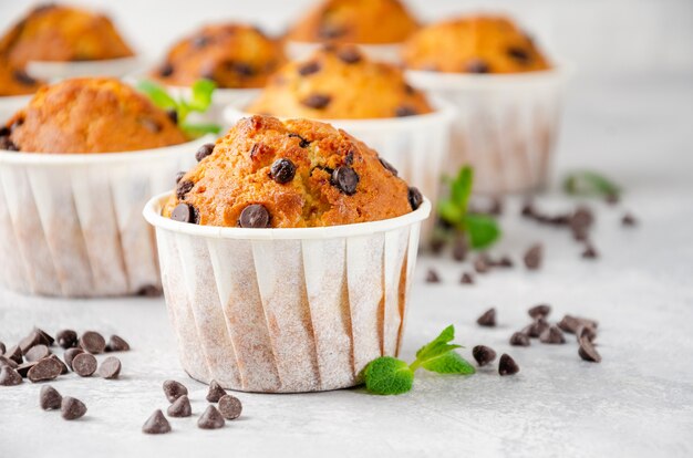 Muffin con gocce di cioccolato su uno sfondo di cemento grigio. Copia spazio.