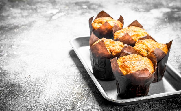 Muffin con miele e noci sulla tavola. Su un tavolo di legno.