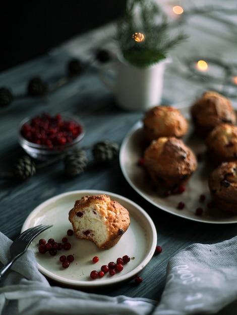 Muffin con mirtilli rossi su un piatto sul tavolo