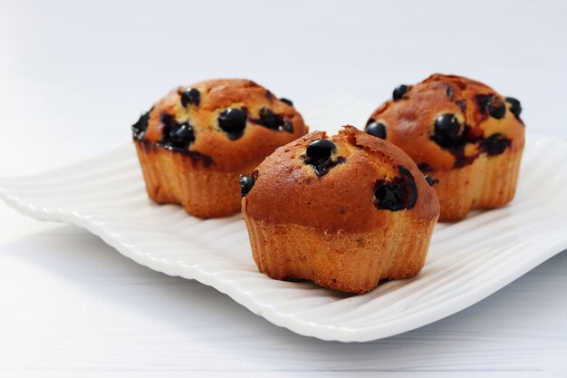 Muffin con ribes nero su sfondo bianco