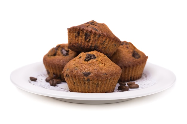 Muffin con ripieno di cioccolato cucinati in casa su uno sfondo bianco