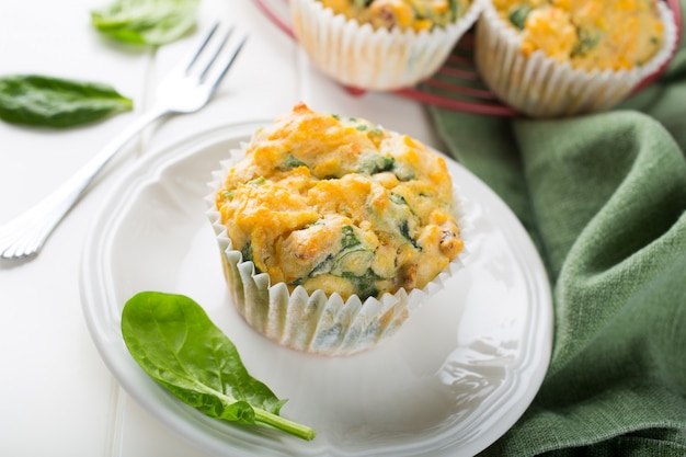 Muffin con spinaci, patate dolci e formaggio