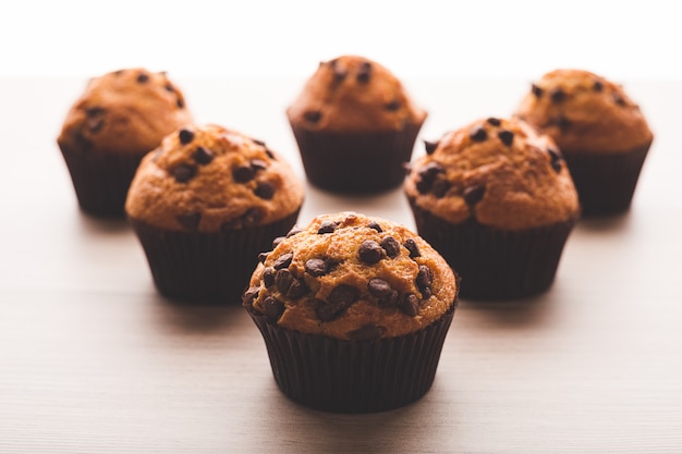 Muffin con uno sfondo bianco su un tavolo di legno