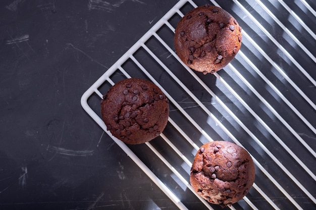 Muffin cotti al cioccolato Muffin al caffè Cupcakes sulla griglia Ciambella al cioccolato Top
