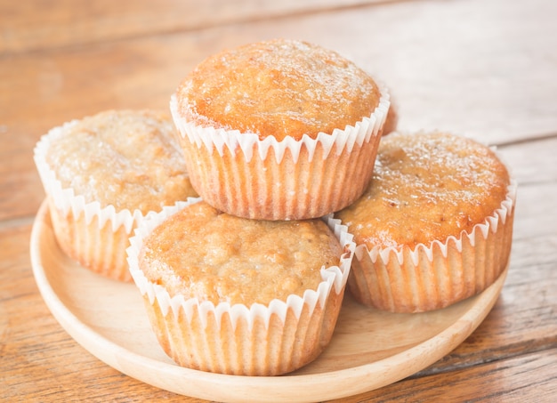 Muffin di banana fatti in casa sul piatto di legno