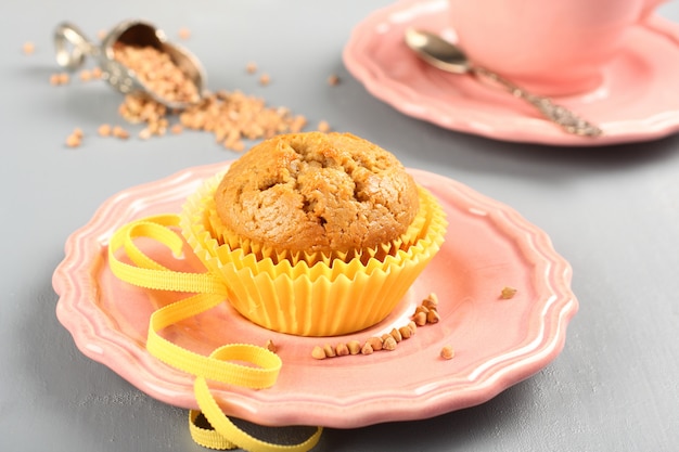 Muffin di grano saraceno appena sfornato sul piatto rosa