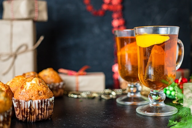 muffin di Natale con decorazioni sulla tavola nera