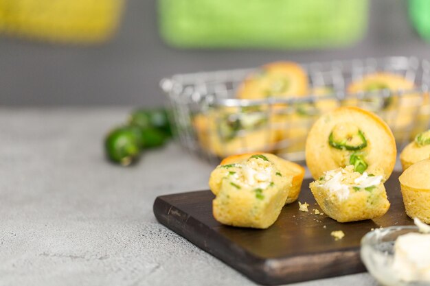 Muffin di pane di mais fatti in casa con peperoncino jalapeno piccante e burro spalmabile.