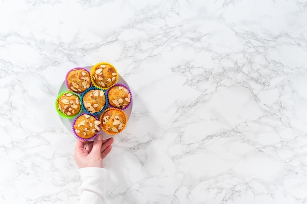 Muffin di semi di papavero al limone guarniti con fette di mandorle