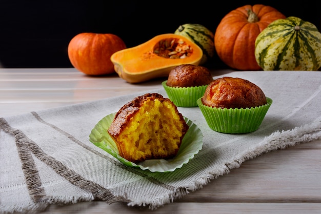 Muffin di zucca aromatizzati negli involucri verdi