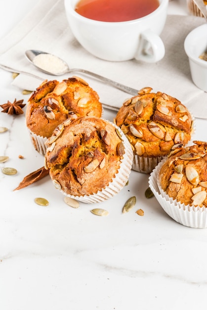 muffin di zucca con spezie e tè tradizionali di caduta