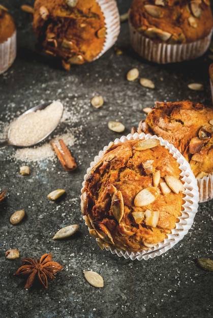 Muffin di zucca con spezie tradizionali caduta sul tavolo di taglio in legno