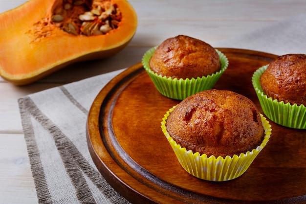 Muffin di zucca fatti in casa sul tagliere e zucca zucca