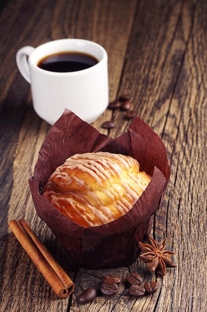 Muffin dolce e tazza di caffè caldo