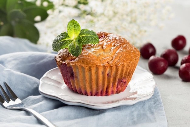 Muffin dolce ripieno di ciliegie sul piatto