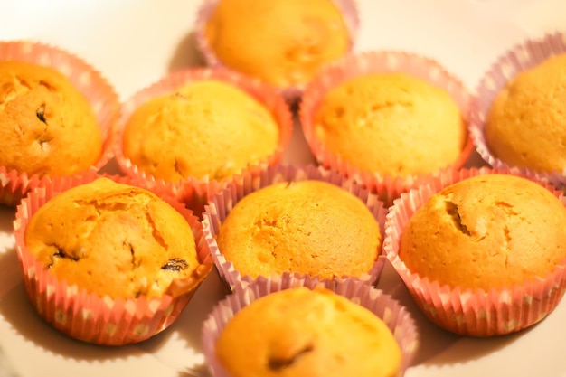 Muffin dolci fatti in casa che cuociono in stampi per cupcake in forno