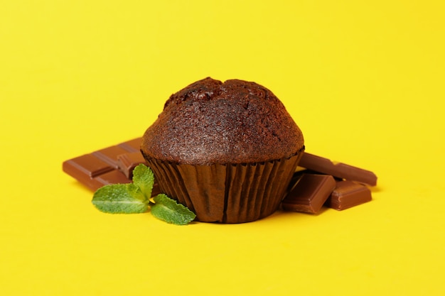 Muffin e cioccolato saporiti su giallo