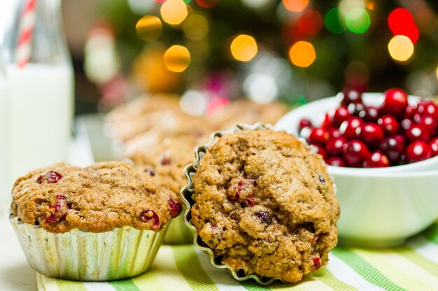 Muffin fatti in casa ai mirtilli cotti per la colazione di Natale.