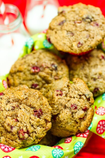 Muffin fatti in casa ai mirtilli cotti per la colazione di Natale.