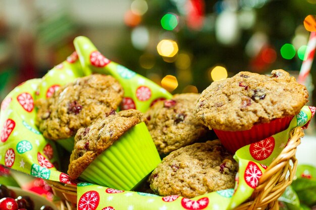 Muffin fatti in casa ai mirtilli cotti per la colazione di Natale.