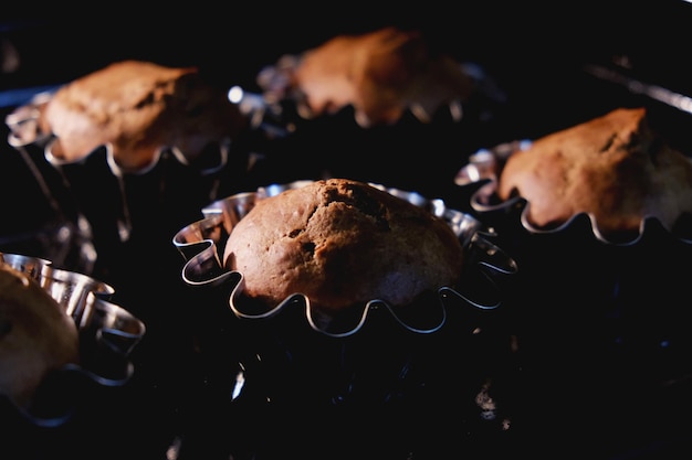 Muffin fatti in casa appena sfornati in tazze di metallo