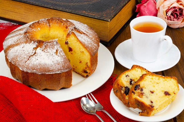 Muffin fatti in casa con frutti di bosco secchi e zucchero a velo sulla piastra