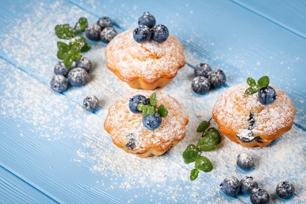 Muffin fatti in casa con mirtilli, bacche fresche, zucchero a velo