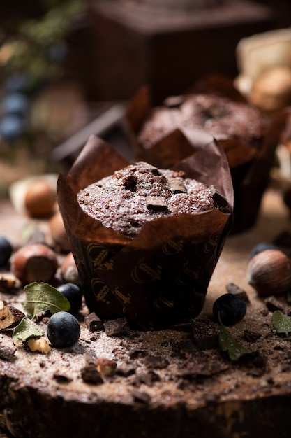 Muffin fatti in casa su tavola di legno