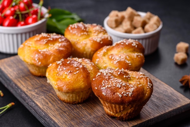 Muffin freschi e deliziosi di farina di riso con ciliegie su uno sfondo di cemento Dolci fatti in casa