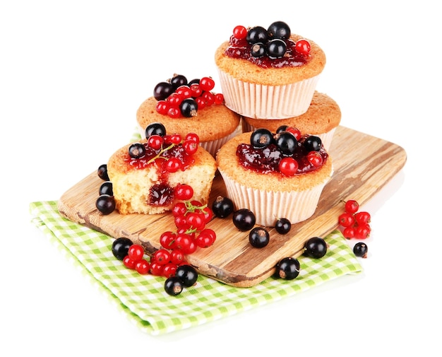 Muffin gustosi con frutti di bosco isolati su bianco